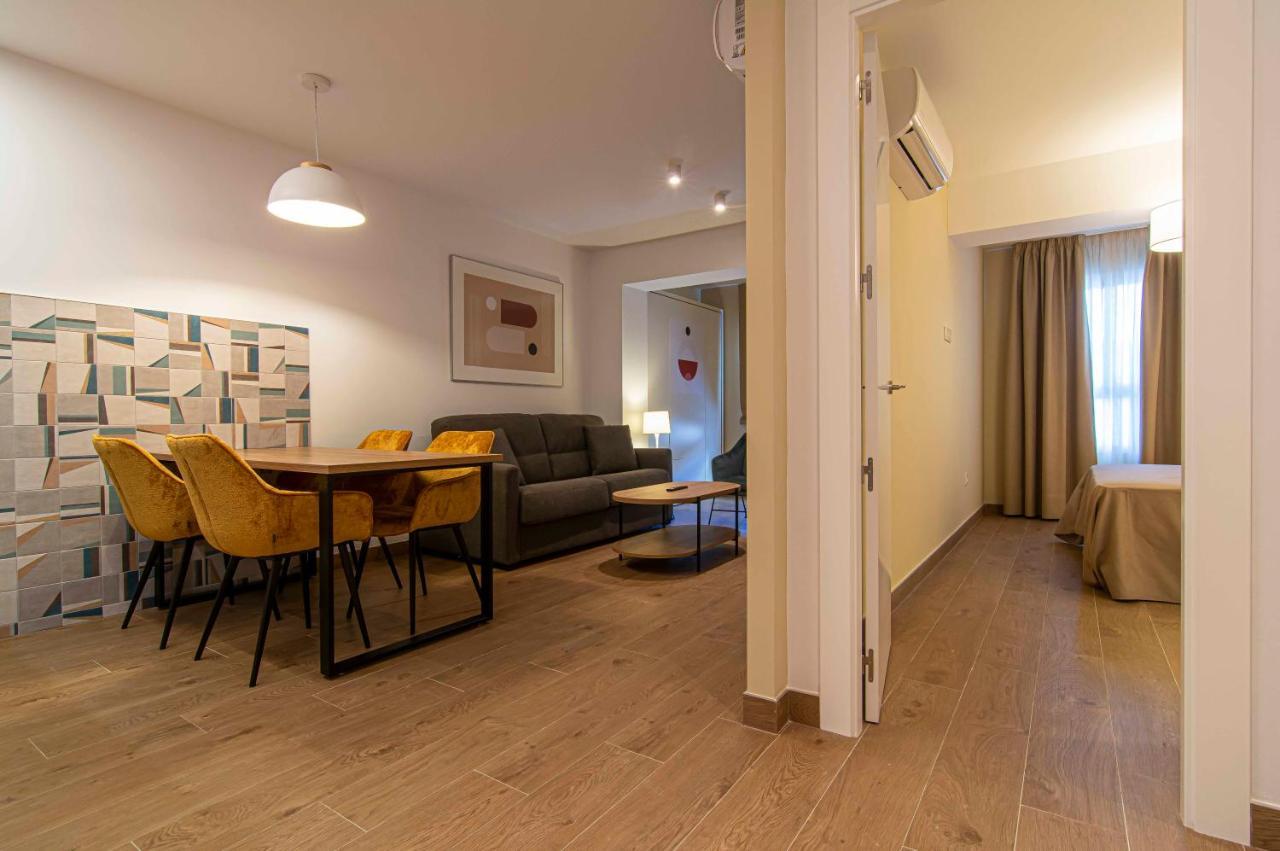 Apartamentos 1 Abril Málaga Extérieur photo
