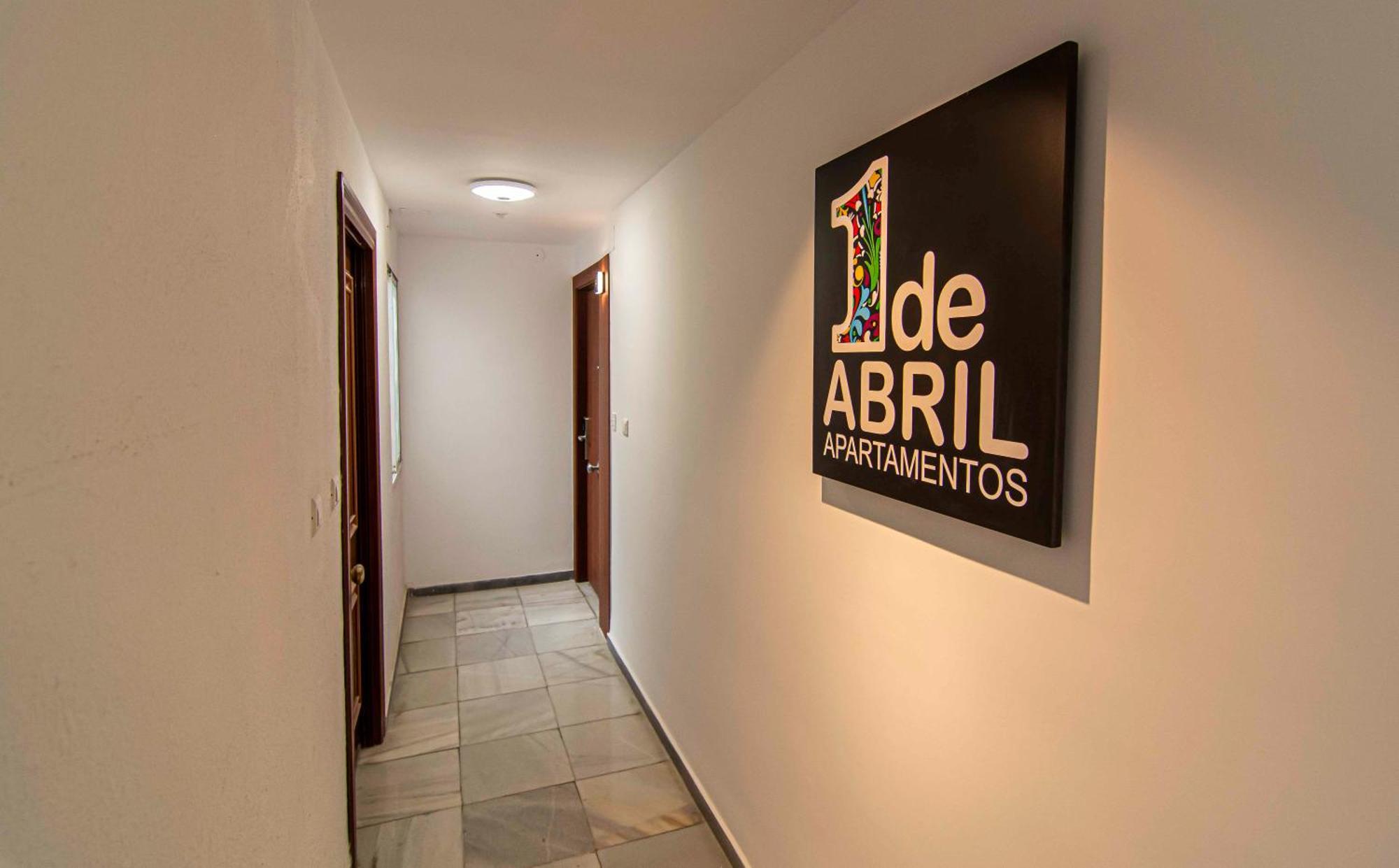 Apartamentos 1 Abril Málaga Extérieur photo